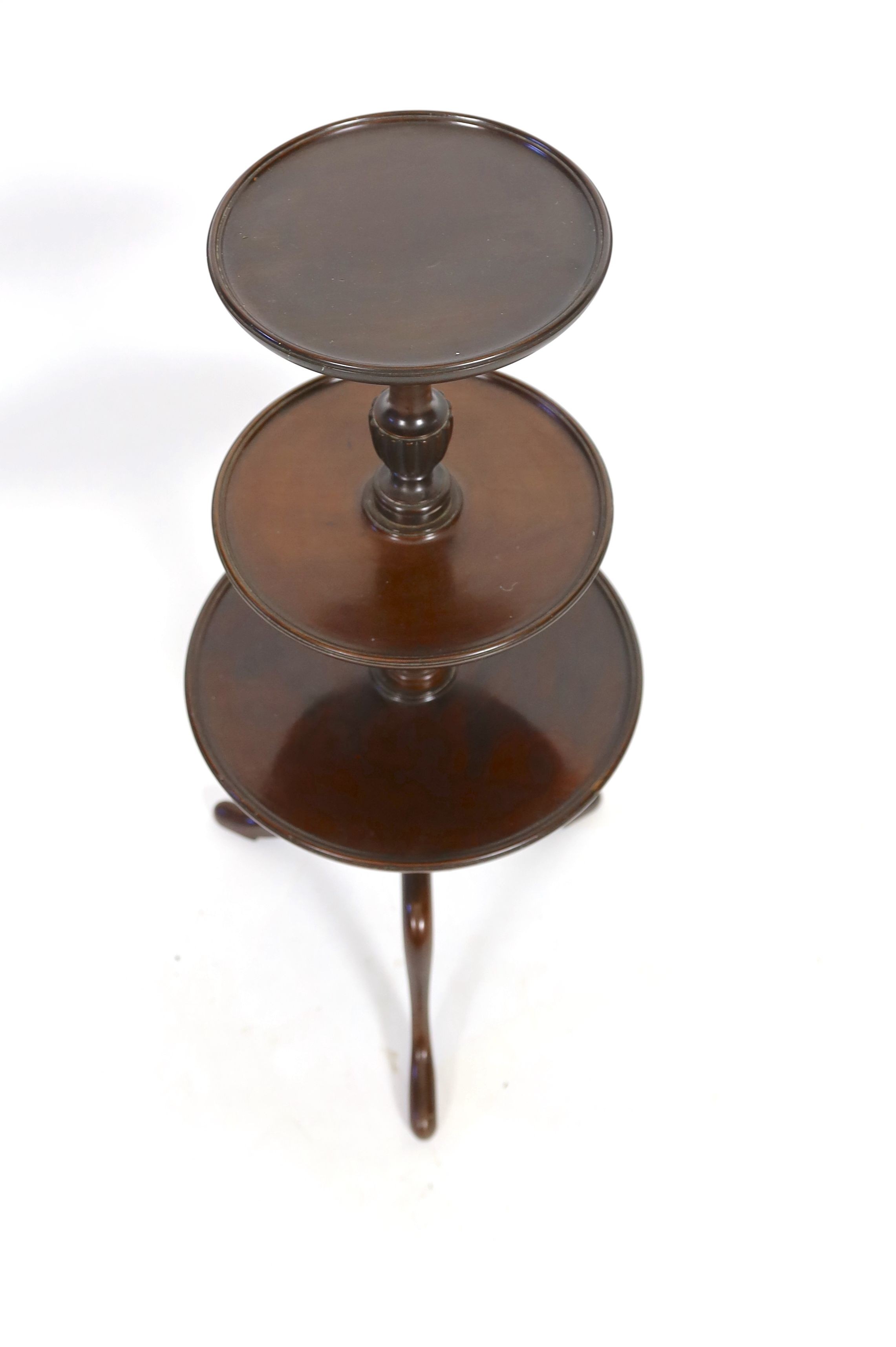 An Edwardian George III style mahogany three tier revolving dumb waiter, on cabriole tripod, height 99cm